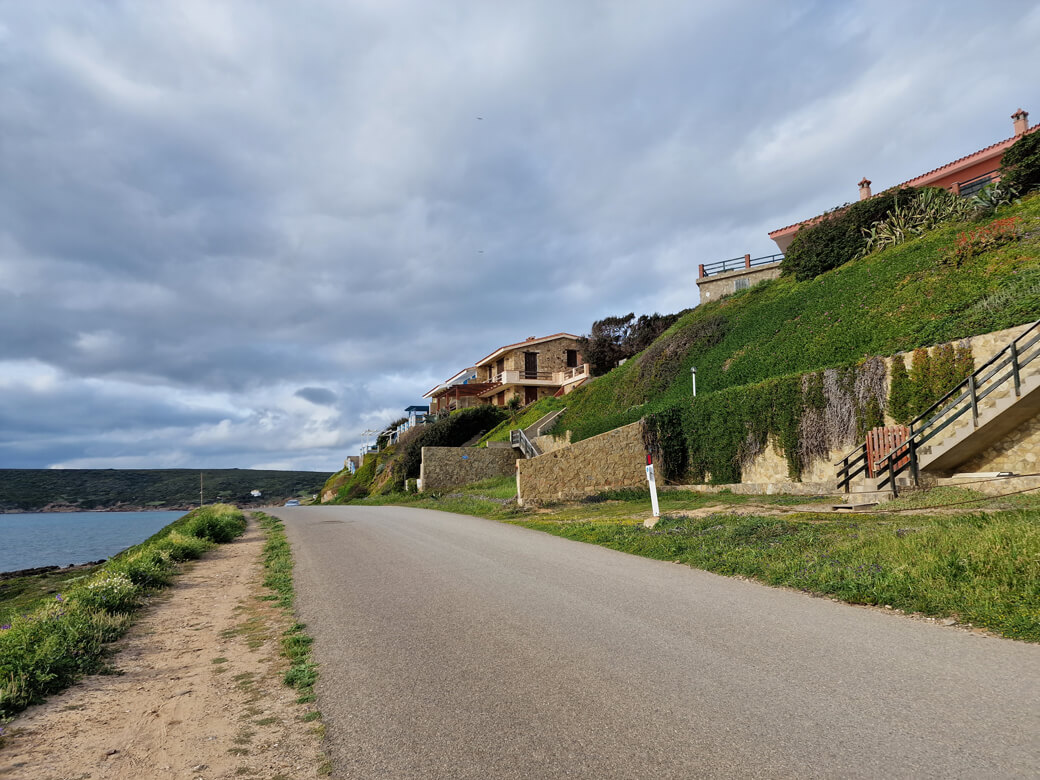 Una casa che guarda verso il mare